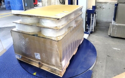 CYKLOP CST204轉盤式裹膜機+下壓板-化學業-安裝實例